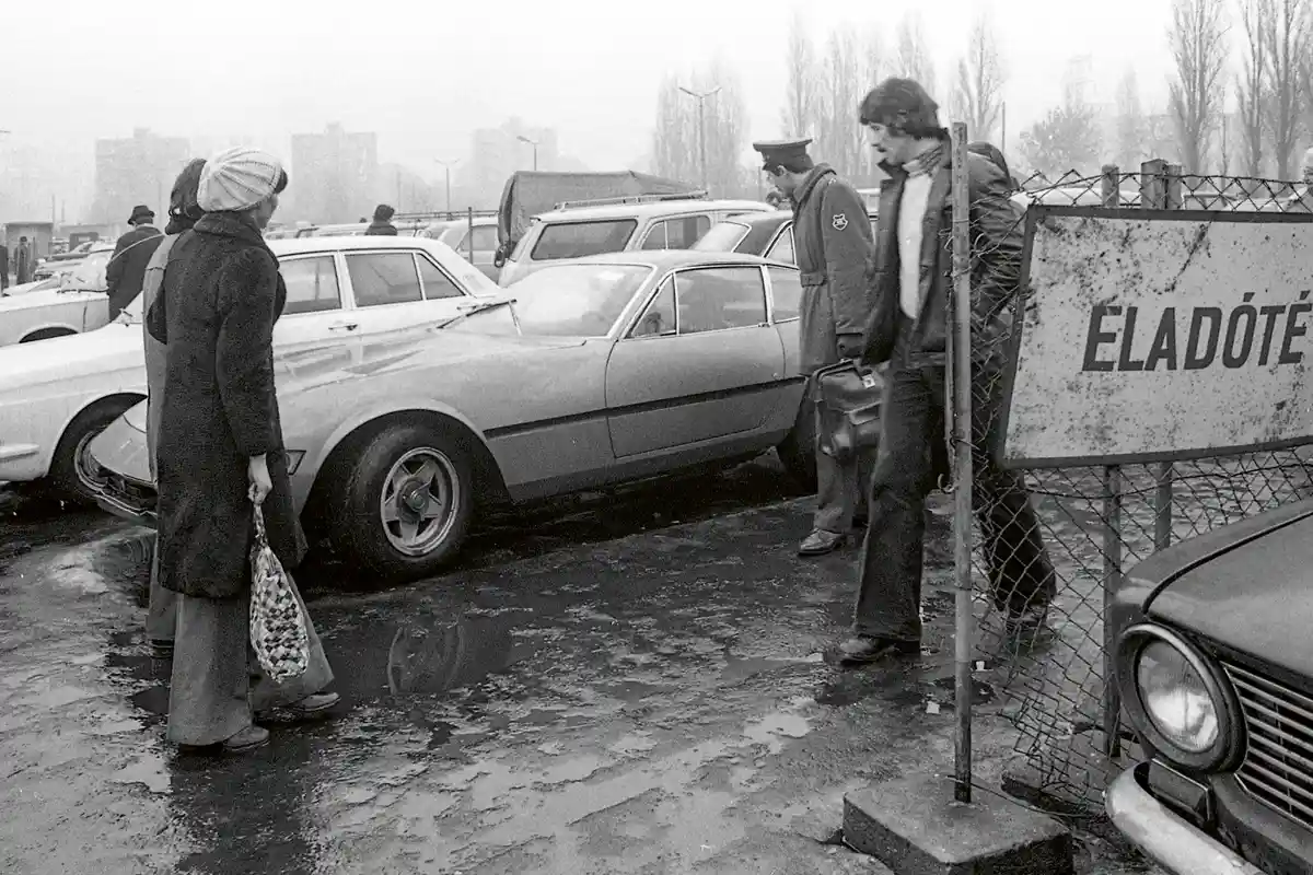 Budapest, Röppentyű utca (1977) – Ferrari 365 GTB/4 a Merkur használtautó telepén. A sportkocsit határőrök foglalták le csempészés miatt, valaki megvette (állítólag anyagi erején felül, részben OTP kölcsönből), de az autó nem sokáig maradt Magyarországon, külföldre került
