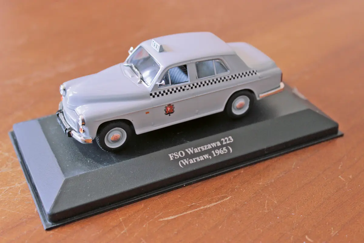 A Polski Fiat 125-ösök megjelenéséig Lengyelországban főleg 223-as Warszawák voltak a taxik. Az Altaya modellgyár az „egzotikus városok taxijai” sorozatban mutatta be igényes kidolgozású Warszawáját