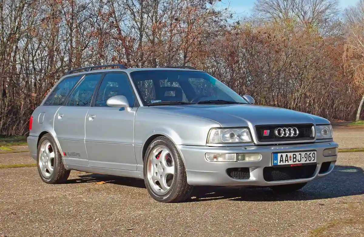 Mind a 2891 darabot kézzel rakták össze, Magyarországon legjobb tudomásunk szerint legfeljebb 5 fut összesen. A lökhárítóba épített indexek a Porsche 993-tól valók, az oldalsó beömlők a fékeket hűtik, a középső a közteshűtőé