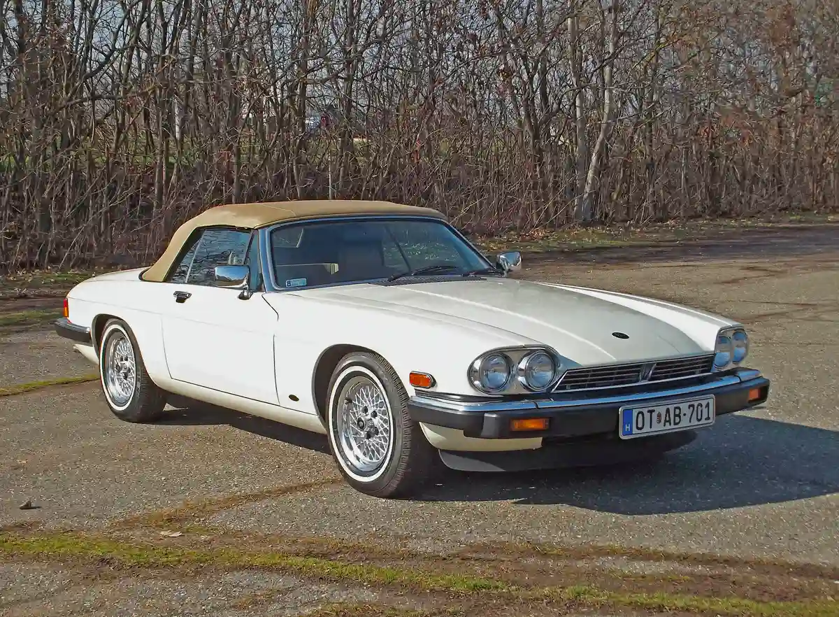 A kimutatások egy tűzvészben elégtek, így nem tudni pontosan mennyi amerikai XJS kabrió készült; becslések szerint 2100