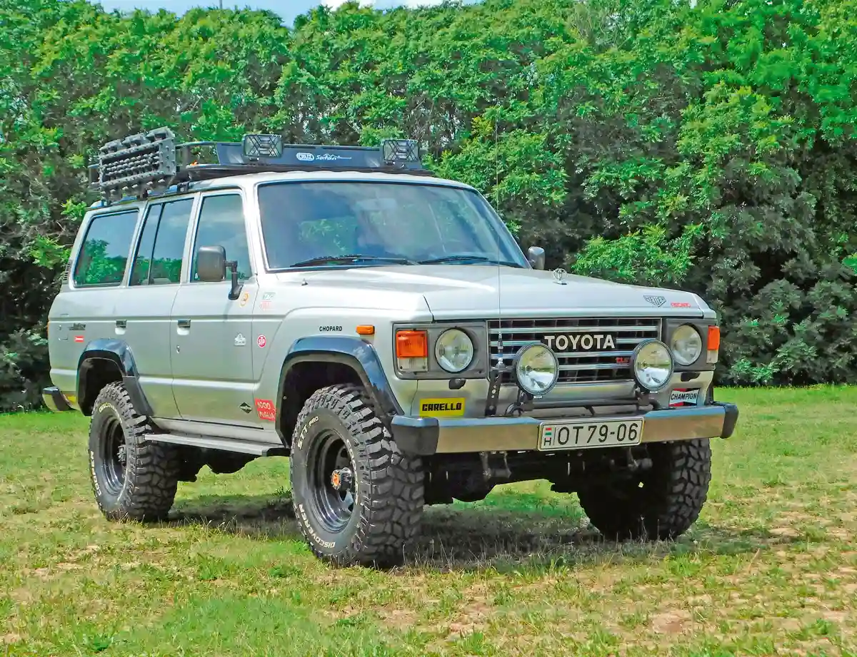 A gyári Safari package extracsomagba tartoznak a pallók, a tetőcsomagtartó, a lenti és fenti pótfényszórók és a sárvédő-szélesítések is