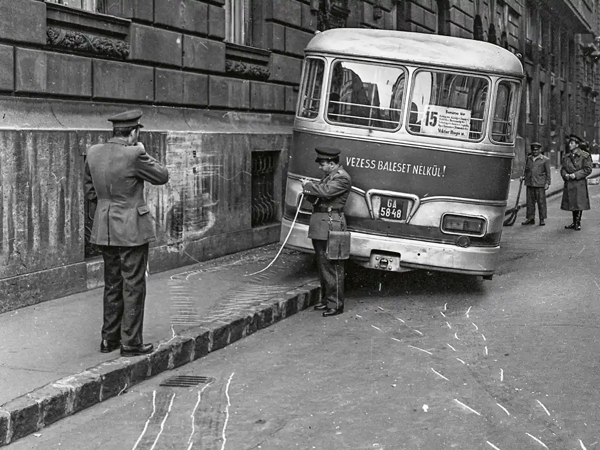 Rendőrök helyszínelnek a budapesti Szemere utcában (1965), ahol házfalnak rohant a 15-ös jelzésű Ikarus 620-as autóbusz (fotó: Fortepan/Magyar Rendőr)