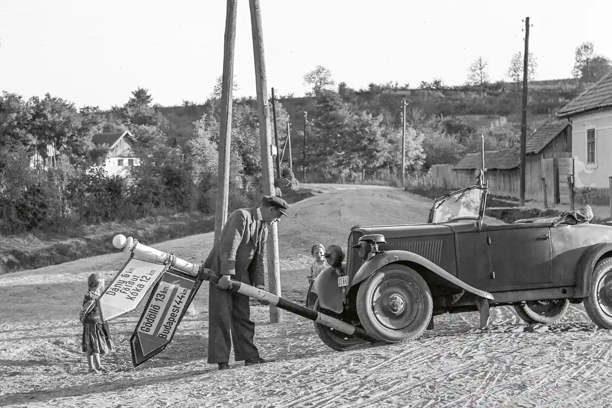 Valkó, Pest vármegye (1944). A Fiat 508 Balilla vezetője kidöntötte az útirányjelző táblát a Szabadság úton (fotó: Fortepan/Lissák Tivadar)