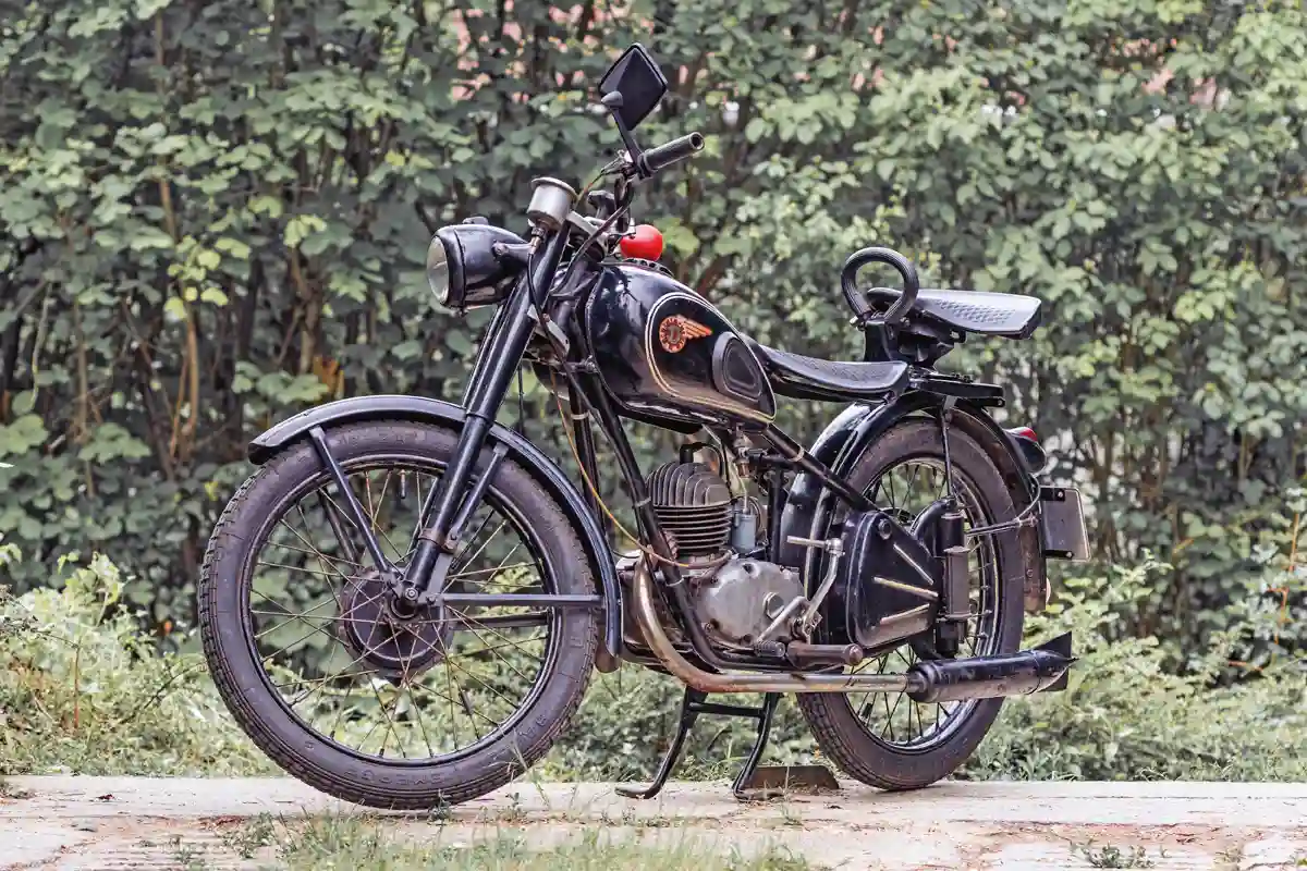 Nagyjából 42 000 D-Csepel készült összesen, 1955 és 1957 között. A túlnyomó többség feketében, festett felnikkel, kormánnyal és kipufogódobbal, sebességmérő nélkül