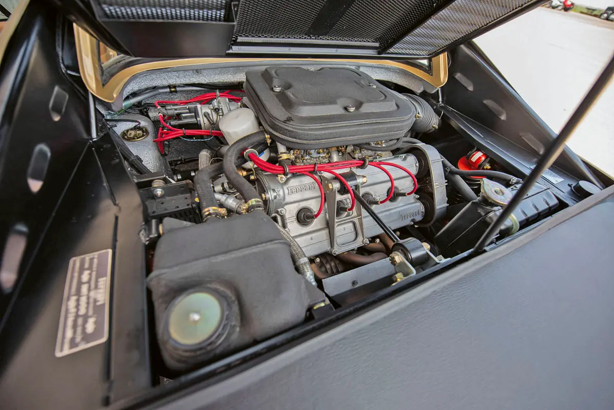 255 LE-t tudott az első széria. 1980-ban Bosch K-Jetronic befecskendezőre cserélték a karburátorokat (GTBi/GTSi, F106BB), a teljesítmény 213 LE-re esett vissza. 1982-ben megjelent a 32 szelepes motor (F105AB), a típus nevében a quattrovalvolve (QV) szó; a 240 LE nemcsak jobban hangzott, hanem az autó gyorsabb is lett. A 16 colos felnikre Michelin TRX gumikat szereltek, elöl megjelent a középső hűtőrács