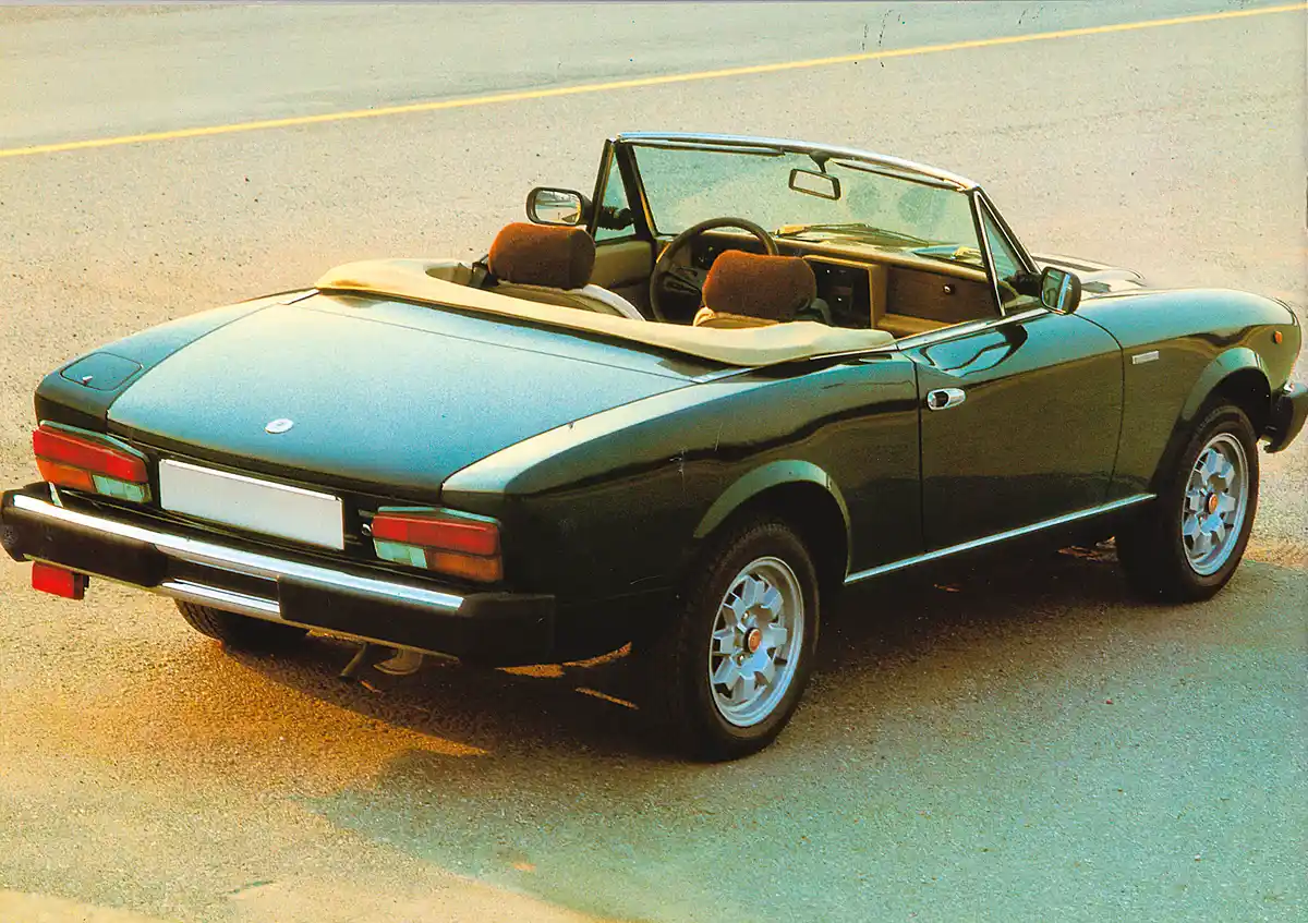 A Spider a Pininfarinánál készült, az 1980 utáni modellévekben már Pininfarina 2000 Spider néven is futott
