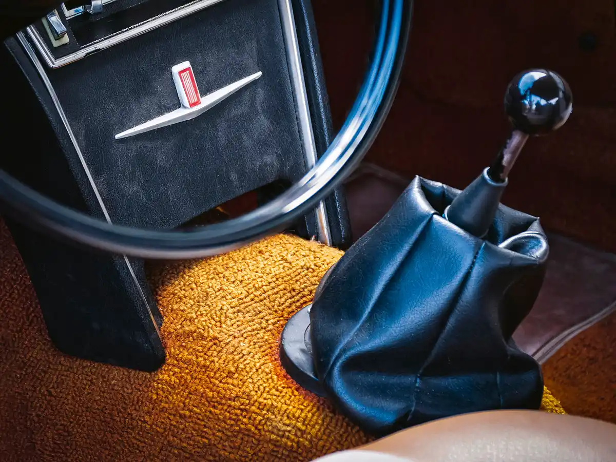 Szárnyas Fiat logó a középkonzolon, mögötte nincs semmi. A váltónál kényelmetlen a hátramenet kapcsolása: bőrszoknyás kart felhúzni, majd jobbra le