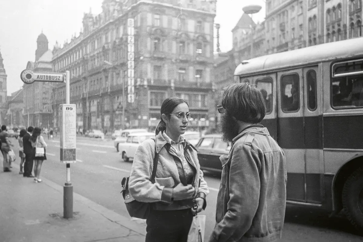 Felszabadulás tér (ma Ferenciek tere), a 89-es autóbusz megállója, irányban a Keleti pályaudvar felé (1973)