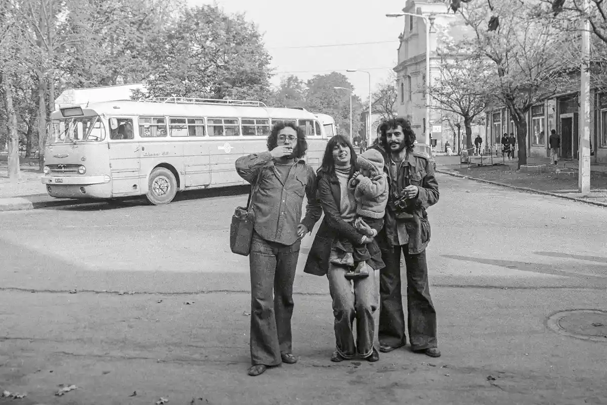 Bőszárú trapéznadrágok, a ’70-es évek divatja. Jobb szélen Haraszti Miklós író, újságíró, a háttérben a Volán egyik helyközi járatú Ikarus 66-os autóbusza (1977)