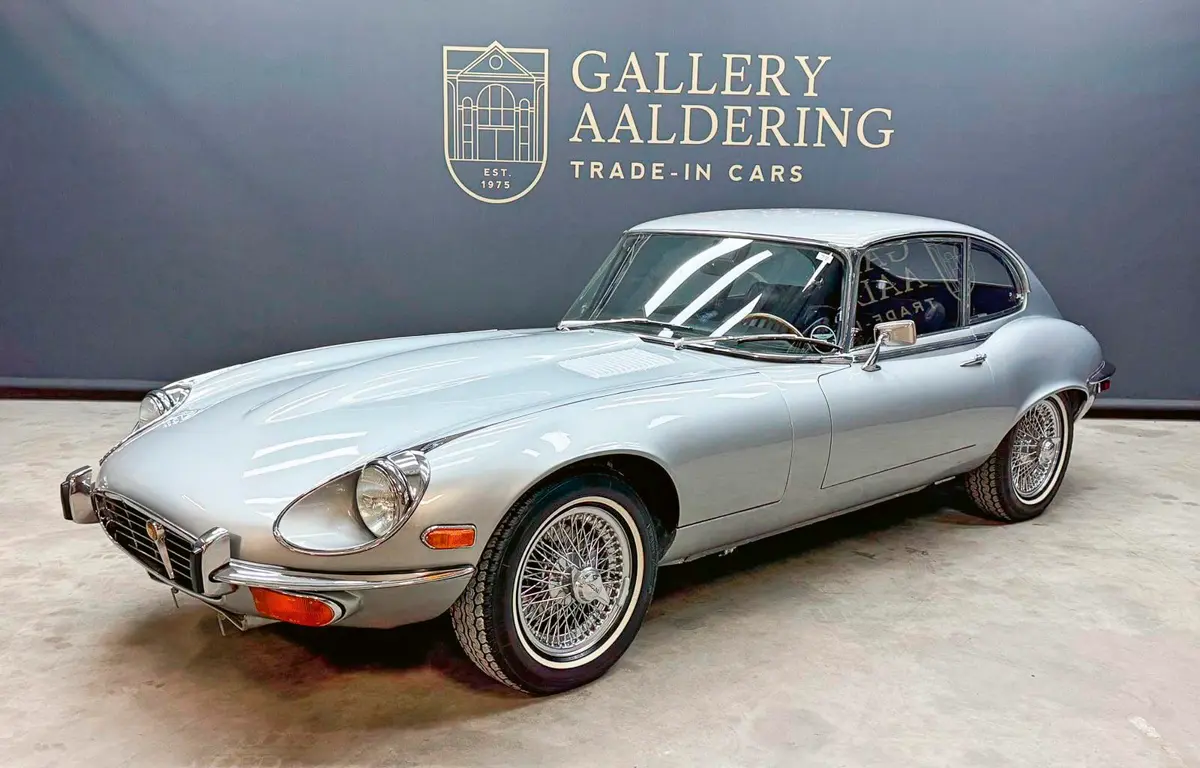A Jaguar E második sorozatát már 5,3-as V12-essel is gyártották. Ez az 1971-es 2+2 üléses 57 500 euróért kelt most el