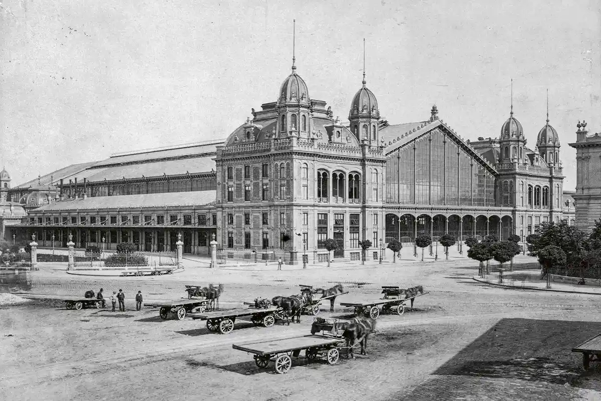 Nyugati tér, 1880 és 1887 között. A pályaudvar melletti részt (a mai parkolót) kapu választja el a közforgalomtól