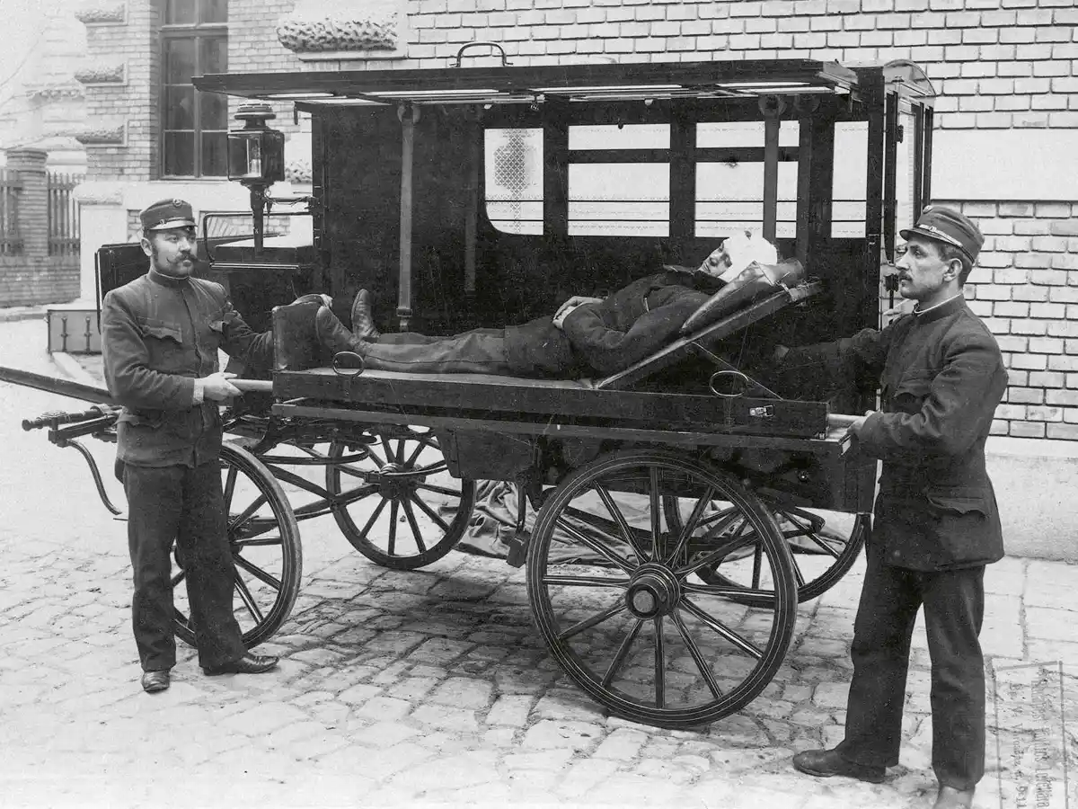 1896, Markó u. 22. A Kresz Géza alapította Budapesti Önkéntes Mentő Egyesület (BÖME) központjának udvara, a millenniumi kiállítás betegszállító bemutató járművével