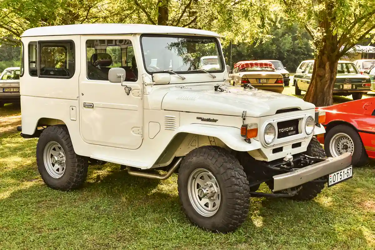 Lotus Retro Mobil Concours d’Elegance – Nem csak a 20 éveseké. Idén 20 éves a hajdani járműves eleganciaversenyek közösségi hangulatát megidéző, hagyományteremtő jelleggel útjára indított rendezvényünk.