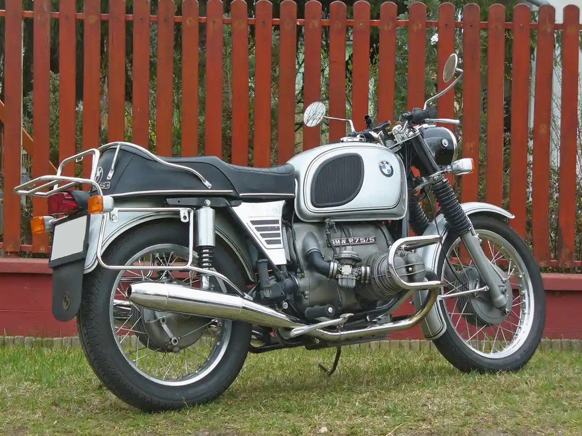 Nehezen melegszik, sokáig kell a szívató. Az állandó nyomású Bing karburátorok a /5-ösökön jelentek meg először, 1969-ben. Ez már a nagyobb, 24 l-es tank, 1971-ig 18 l-essel futott, és néhány piacon később is