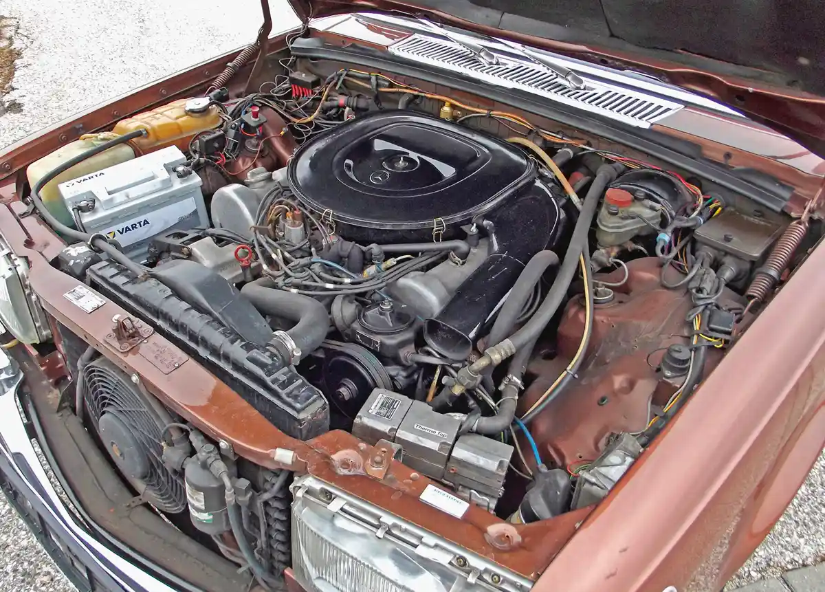 Az 90°-os hengerszögű V8-ast Bosch K-Jetronic táplálja, 14-15 l/100 km az átlagfogyasztása