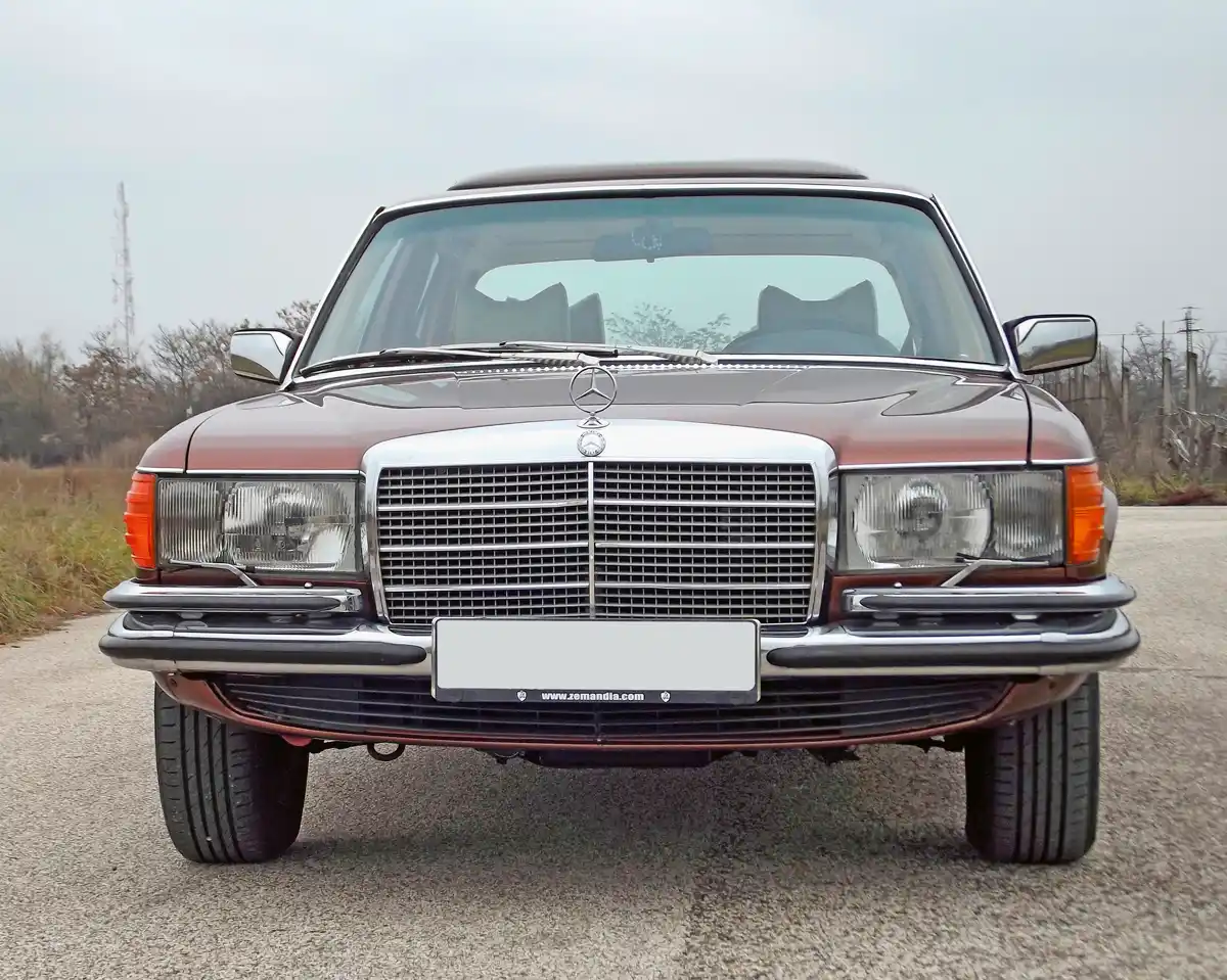 Kisebb változtatásokkal lényegében ezt az orrot viselte a W126 és a W123 is