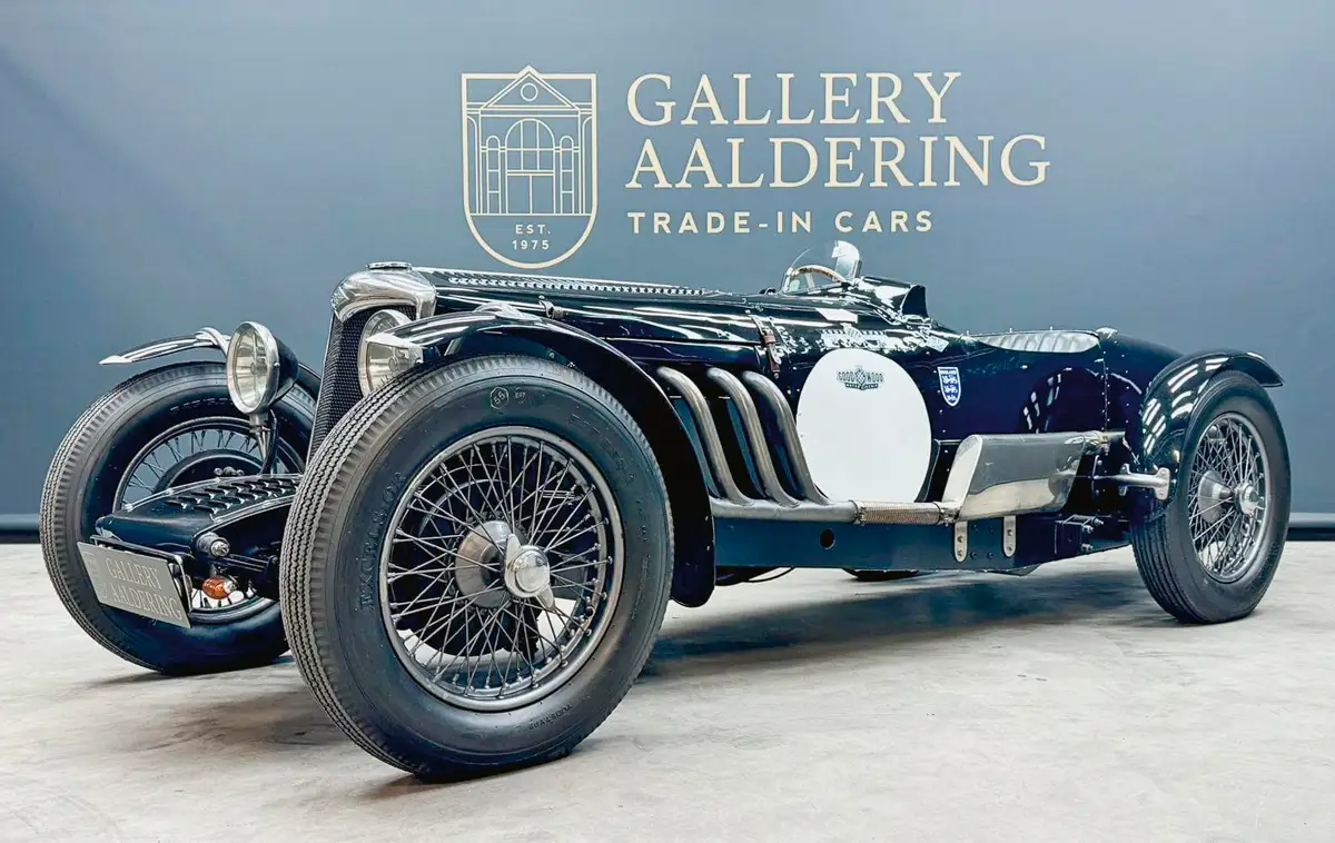 A Riley, a két világháború között a versenysportban is nagy skalpokat szerzett, végül az 1950-es években lett a British Motor Corporation része. Ennek a 2,5 l-es, 110 LE-s tuningolt Riley Pathfinder motorral hajtott versenyautónak a becsértéke 90 000 és 130 000 euró közötti