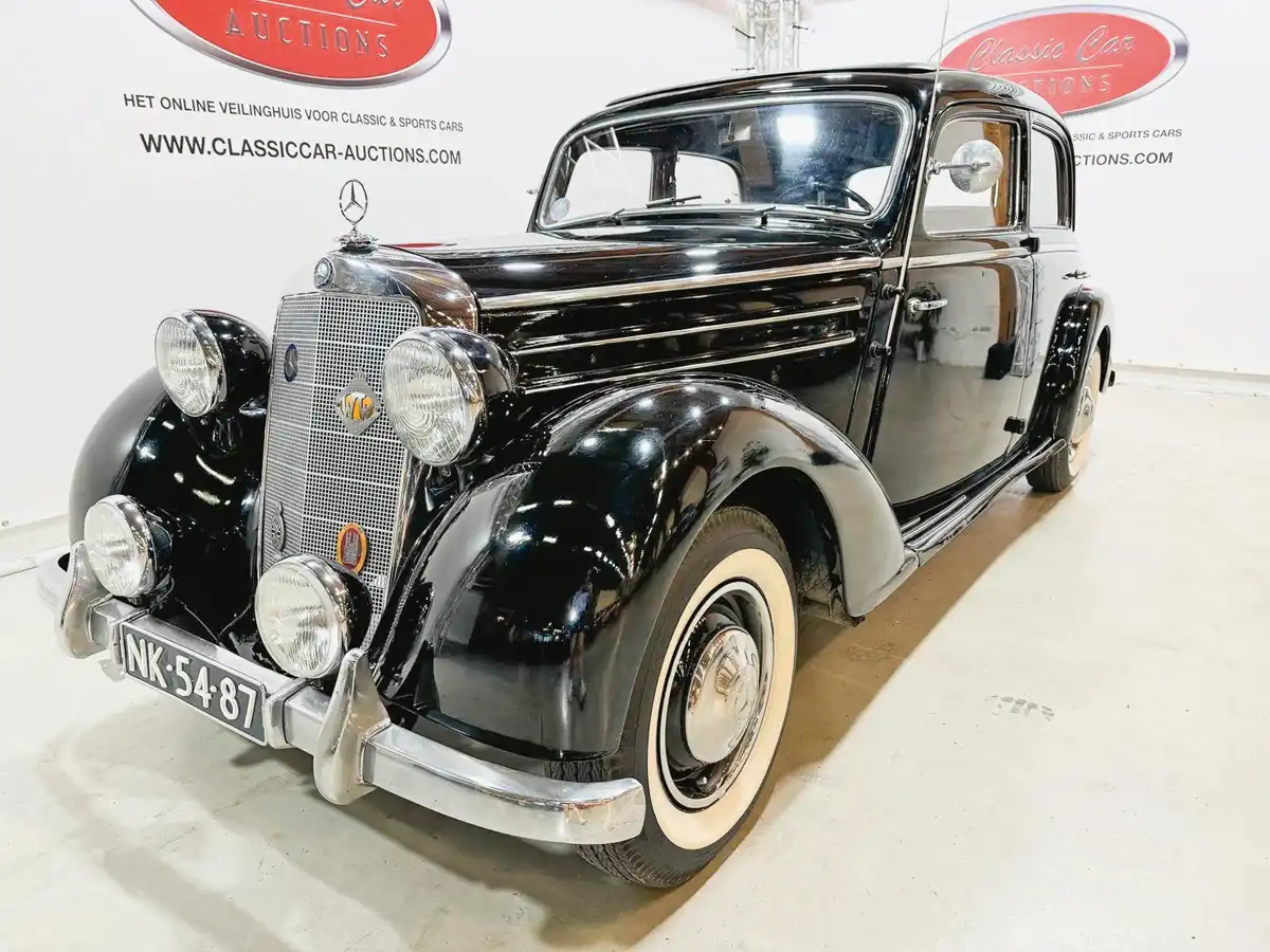 A Mercedes 170-es S változatát 1949-től 1955-ig gyártották, a korábbi 38 LE-s 1,7-es helyett 52 LE-s 1,8-as motorral. Az autó fékhibás, erre a katalógus is felhívta a figyelmet. 39 000 eurós minimálár mellett csak 27 550-ig ment érte a licit