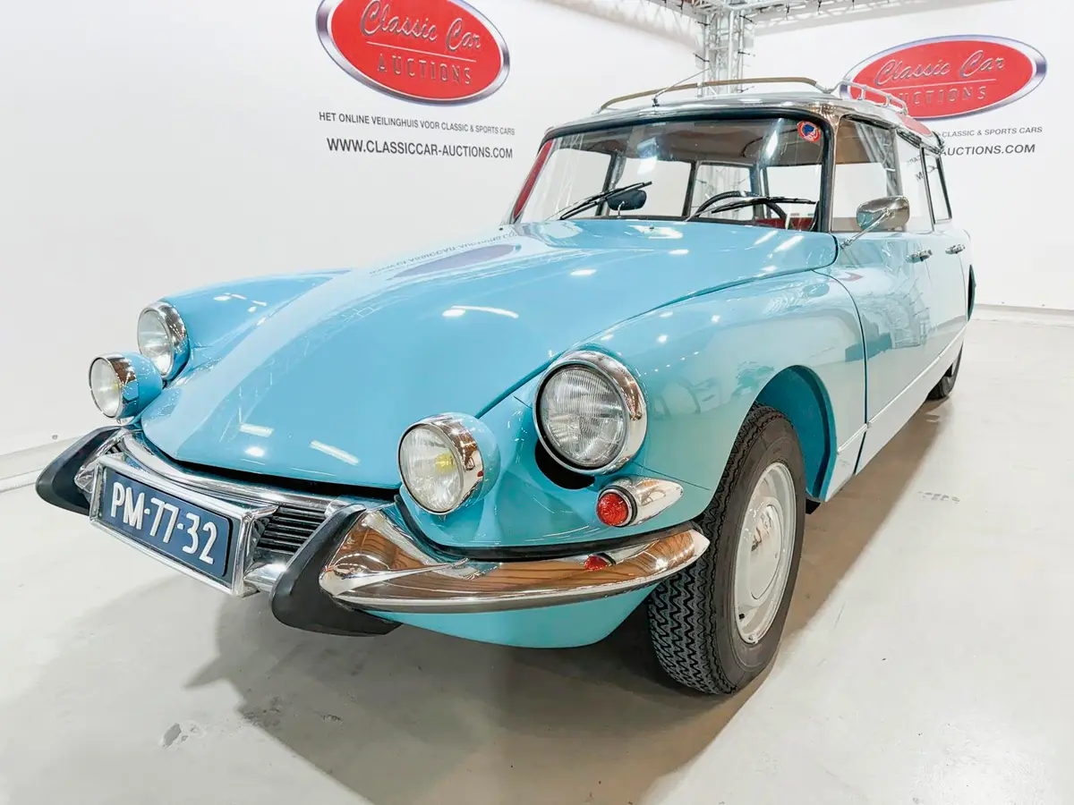 Az ID a Citroën DS spártaibb változata volt, aztán 1970-től a kettő között megjelent a DS 20 is, 1,9-es helyett 2,0 l-es motorral. Az itt látható hétüléses kombi DS 20-as 1972-es és restaurált, de a 25 000 eurós minimális ár helyett így is mindössze 17 500-ig licitáltak érte