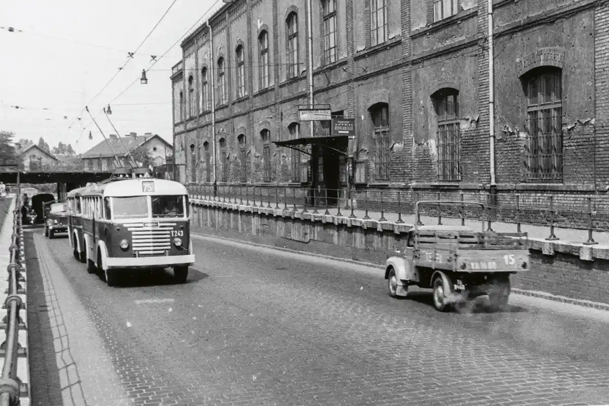 Pótkocsis Ikarus 60T a Könyves Kálmán körúton, a Kőbányai úti aluljárónál, a 75-ös vonalon – ekkor még 2x1 sávon zajlott a forgalom