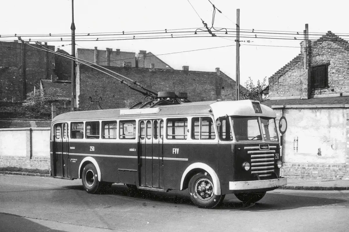 74-es jelzésű Ikarus 60T trolibusz a VIII. kerületben, a Csobánc utcai fordulóban. A vonalat 1973 december elején megszűntették, 1977-ben pedig Zuglóban indították újra