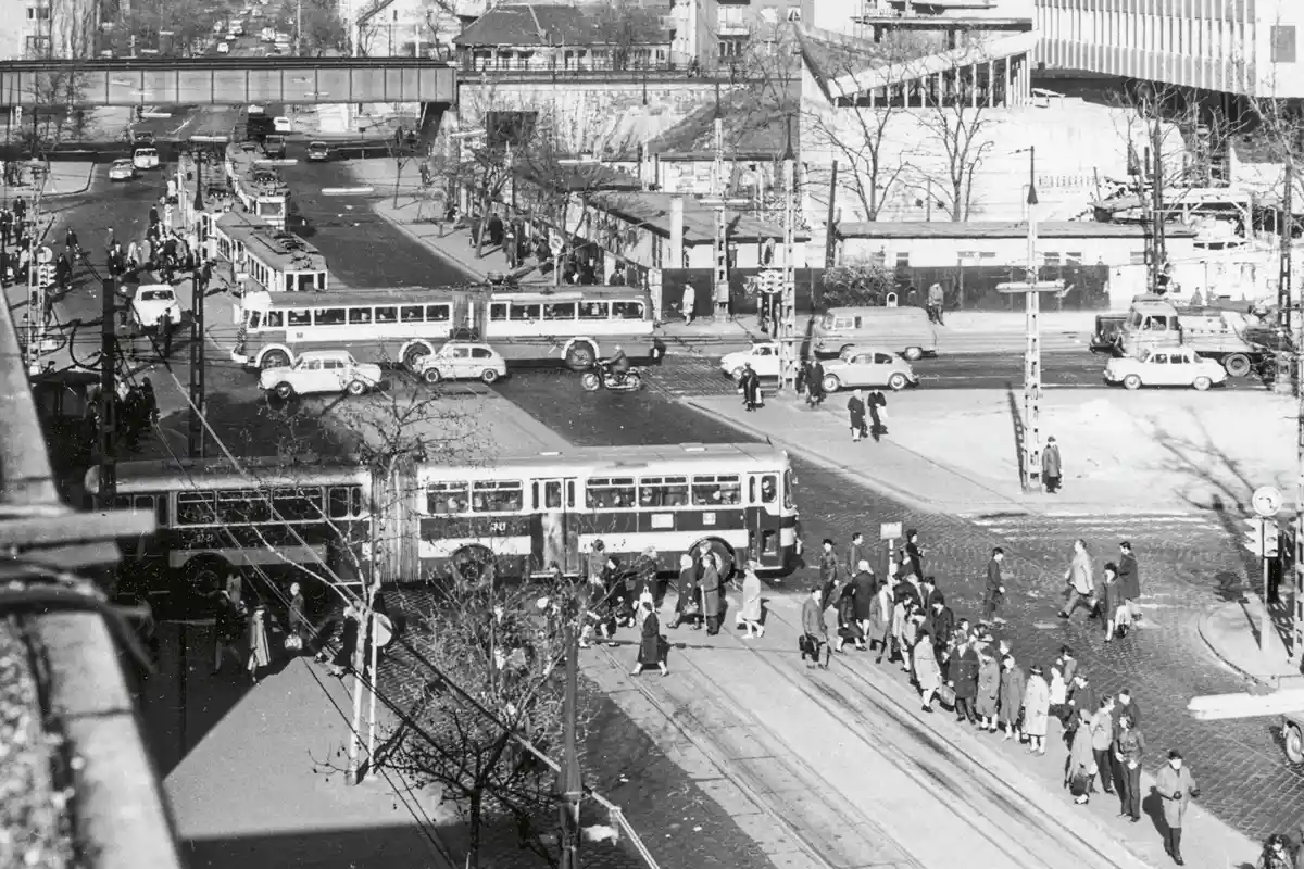 75-ös csuklós trolibusz a Hungária körúton, a Thököly úti kereszteződésben. A nagy befogadóképességű járműveket nem az Ikarus, hanem a Fővárosi Autóbuszüzem gyártotta, a villamos berendezéseket pedig a Fővárosi Villamosvasútnál szerelték be