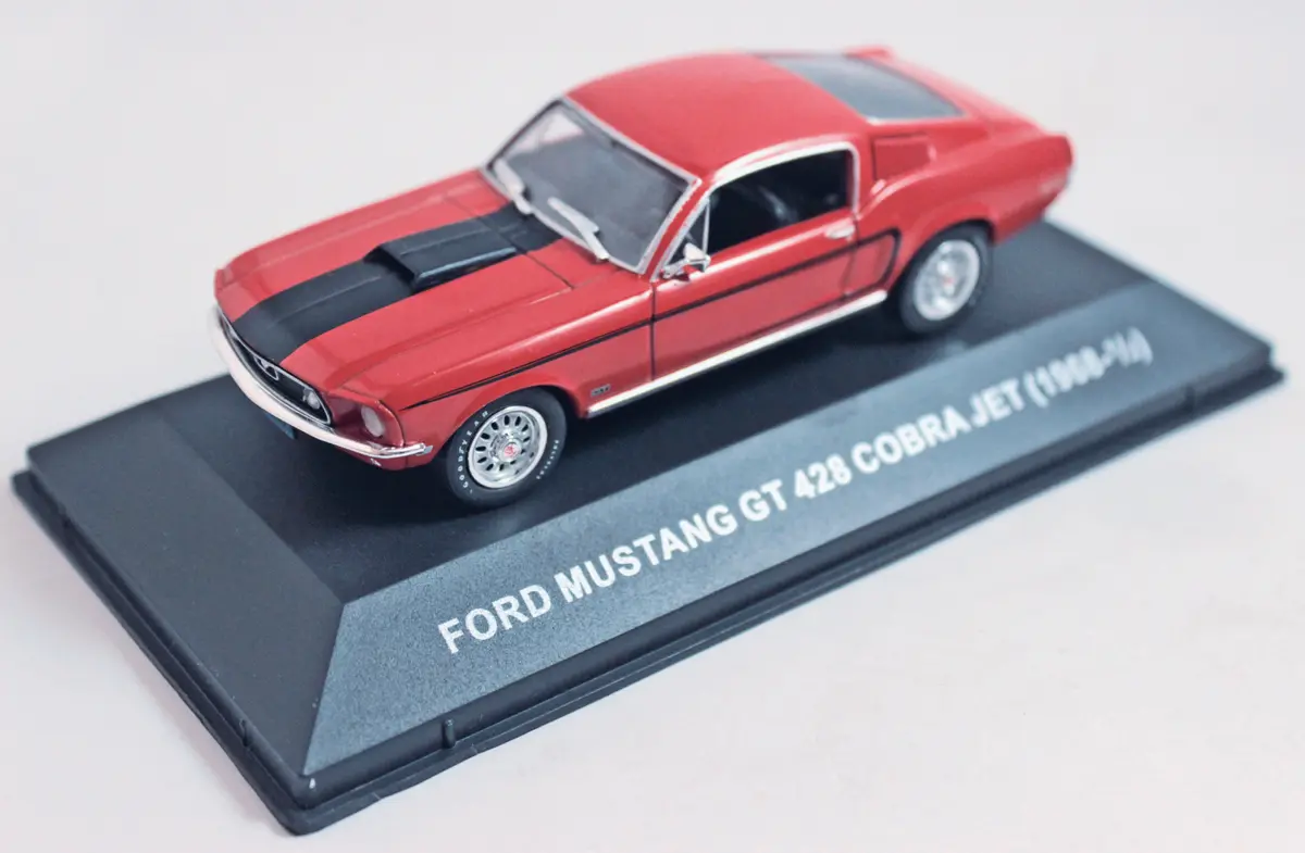 A kezdeti 2,8-as hathengerest gyorsan követték a nagyobb V8-asok: már 1968-ban megjelent a 7,0 l-es 428-as motor. A Cobra név aztán évtizedeken át megmaradt a legmérgesebb Mustangok megkülönböztetésére