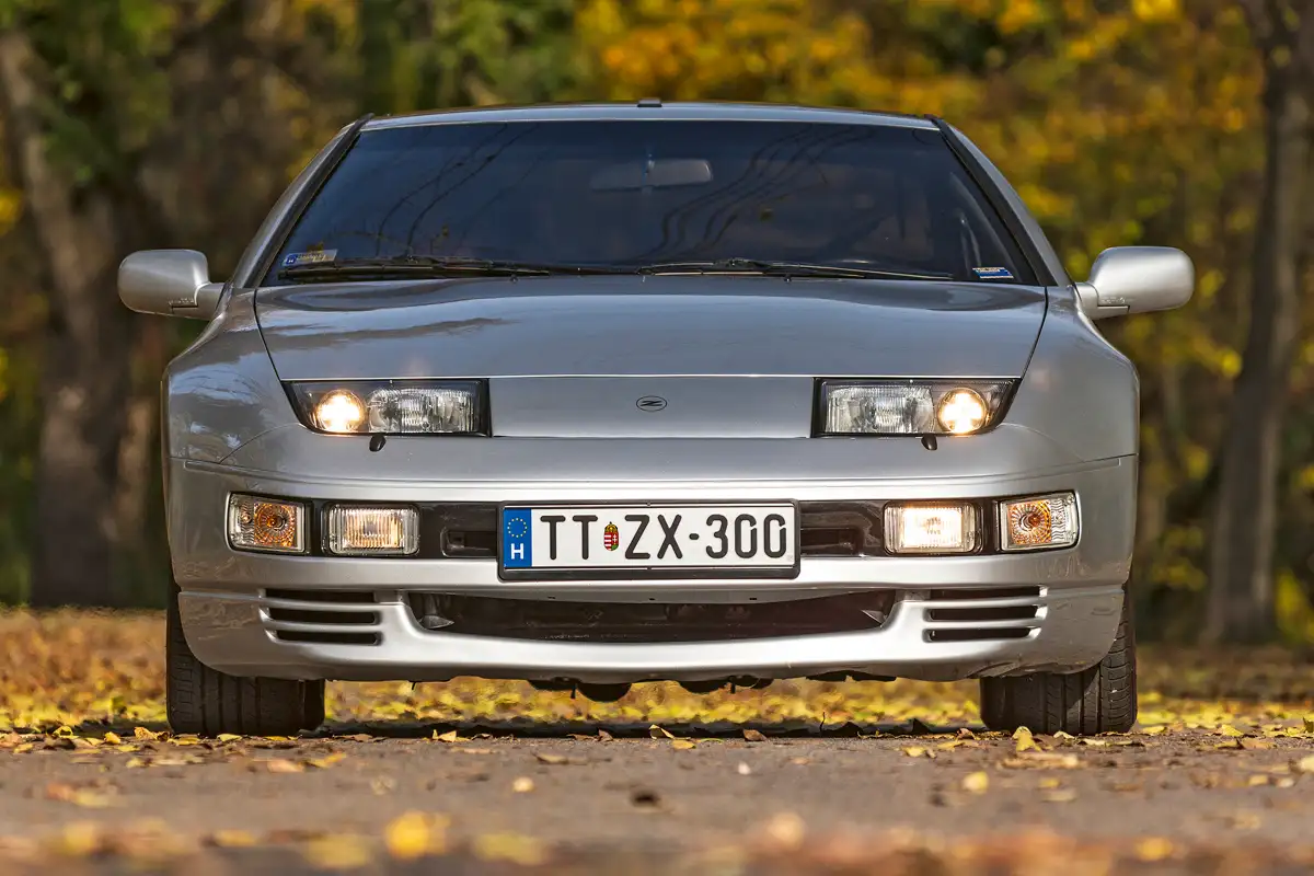 Lapos és széles a karosszéria, az előd Z31 felnyíló fényszóróit fixre cserélték – ezeket „kérte el” a Lamborghini 1998-ban a Diablóhoz