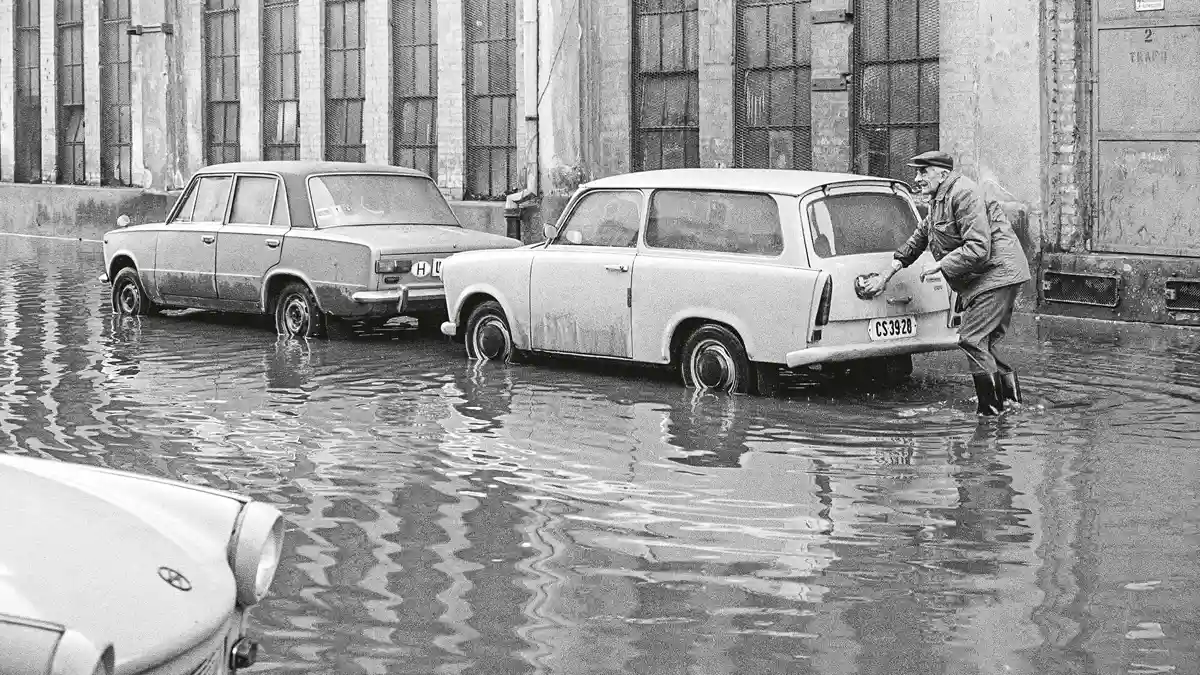 Árvíz valamelyik fővárosi utcában, a tulajdonos gumicsizmában próbálja megközelíteni Trabant 601 kombiját, melynek neve hivatalosan Universal volt (1980)