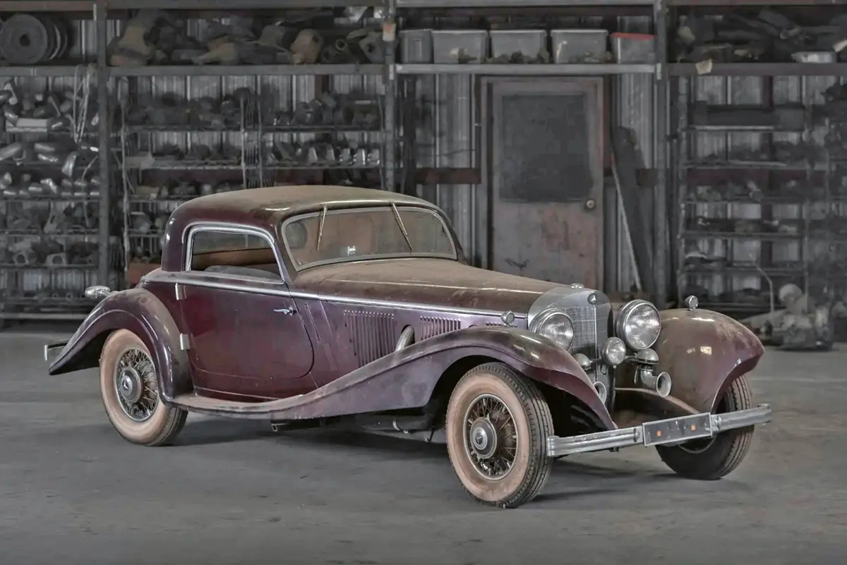 Mercedes-Benz 500K ’Caracciola’ Special Coupe by Sindelfingen (1935) – az aukció legnagyobb dobása, az árát még megtippelni sem merték a szakértők. Rudolf Caracciola az 1930-as évek legnagyobb ászai közé tartozó versenyző volt, többek között az első nem olasz, aki győzni tudott a Mille Miglia-n, és aki 1938-ban 432,9 km/h-s sebességgel száguldott az Autobahnon, W125-ös Ezüstnyíl versenyautójával. A Mercedes konkrétan neki építette ezt a speciális kupét, amit gyári dokumentum is igazol. Klein 1979-ben szerezte meg a kocsit, amit azóta most lehet látni (és megvenni) először