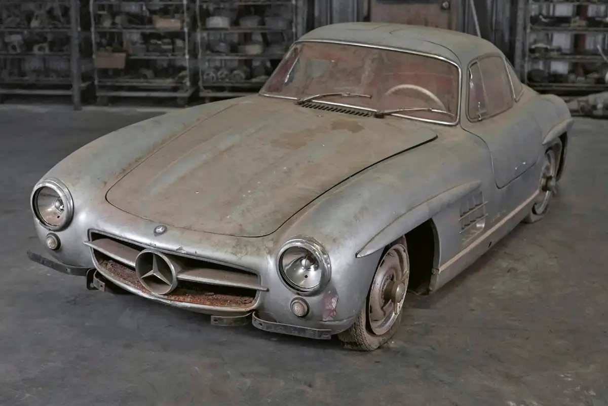 Mercedes-Benz 300 SL Gullwing (1956) – ez nem csak egy 300 SL, hanem a 26. abból a 29 darabos sorozatból, amit alu karosszériával építettek, ezért ilyen leharcolt állapotban is kincset ér: az előzetes becslés alapján 4,5-6 millió dollár körül várható a leütési ár. Megrendelője a híres észak-amerikai Ferrari importőr, Luigi Chinetti volt és Klein tőle vette meg 1976 nyarán. A fényezésen kívül az autóhoz nem nyúltak, minden porcikája gyári és teljes dokumentációval bír