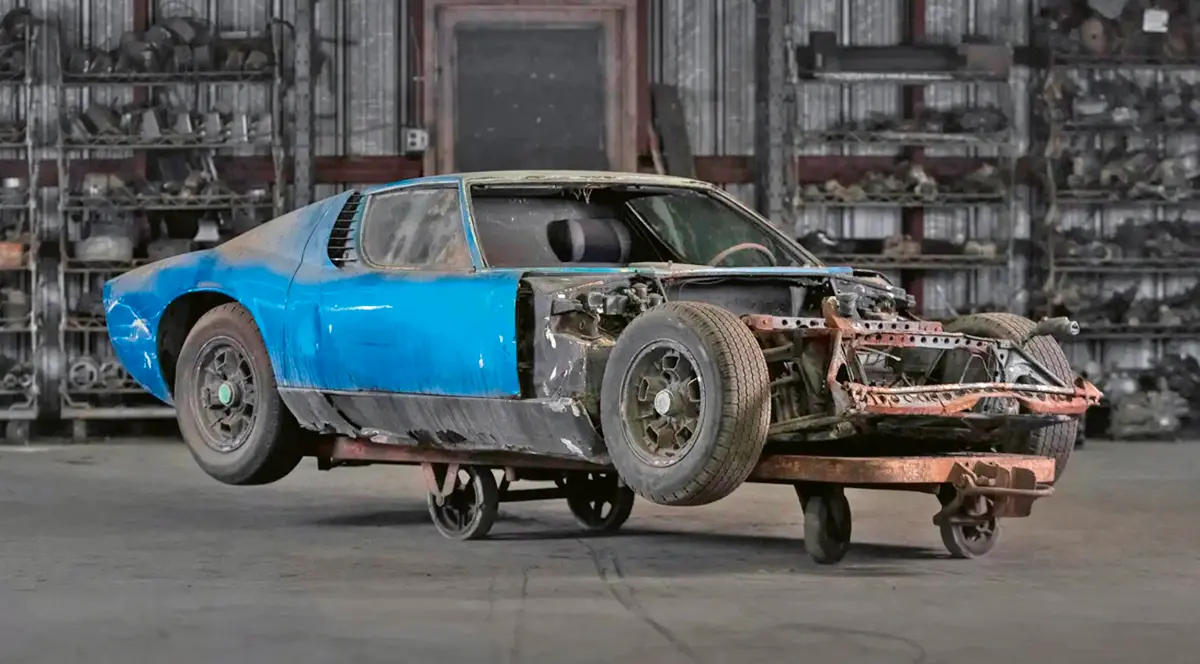 Lamborghini Miura P400 S (1969) – több Miura is van a gyűjteményben, hasonlóan rossz állapotban. Ez a korai gyártású S változat hiányos, de még érintetlen, ritka Bleu kék színben, belül is kék bőr/szövet kárpittal. Első tulajdonosa olasz volt, 1978 tavaszán a német hentesből lett Rudi Klein cége, a Porche Foreign Auto vette meg
