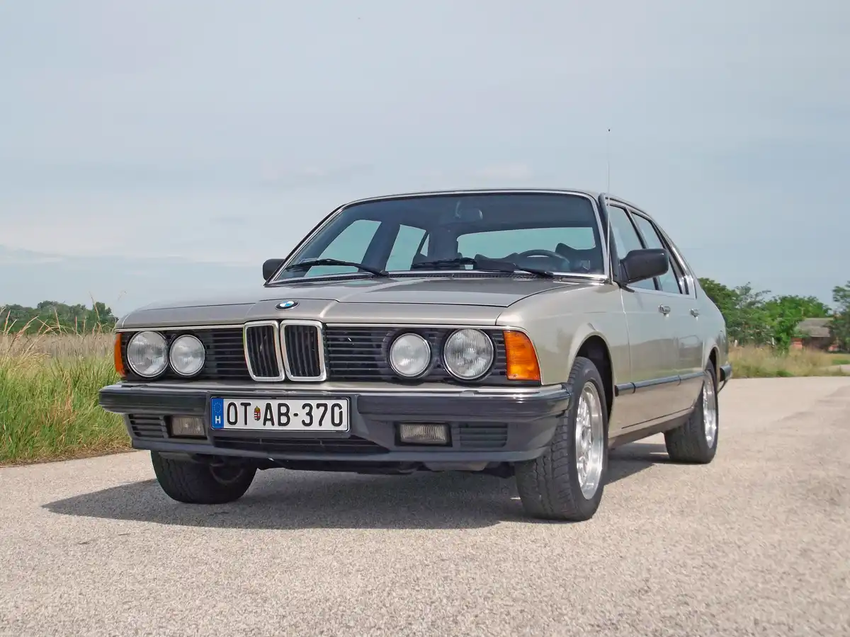 285 029 E23-as sorozatú 7-es BMW készült összesen. A 728i és 735i után 54 776 példánnyal a 732i csak a harmadik