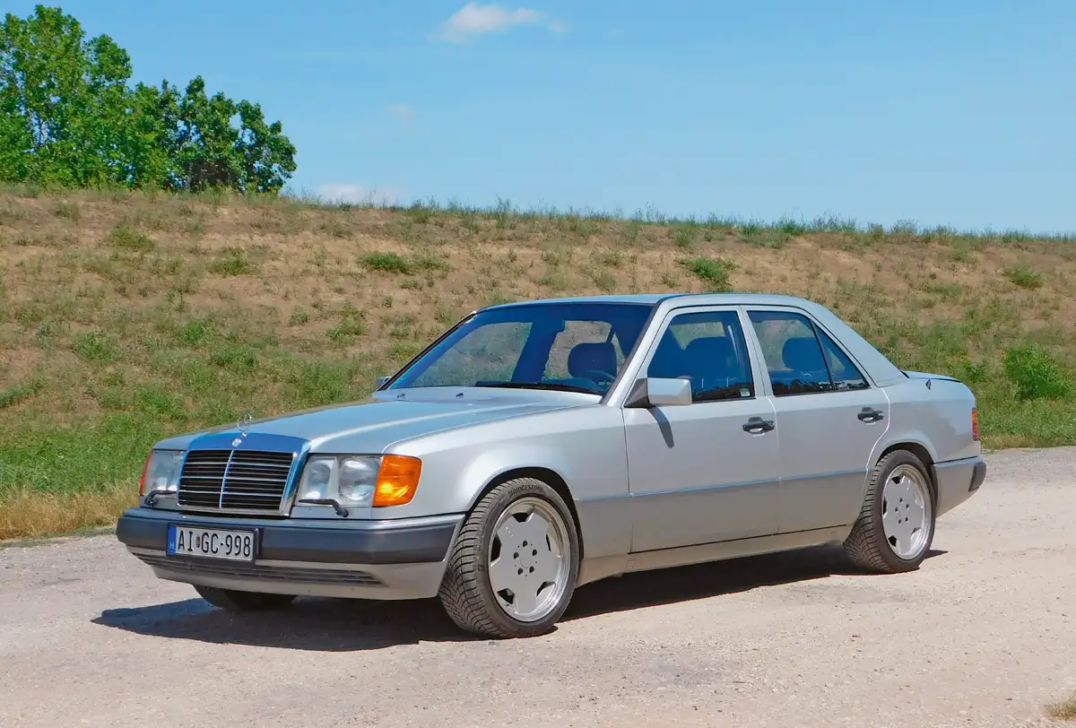 Kb. 50-50 szedán és kombi meg még vagy 25-30 kupé készült csak összesen