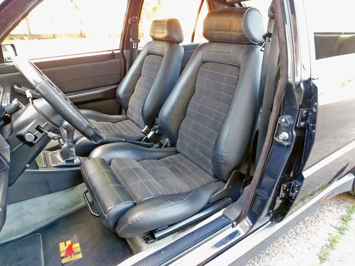 Recaro ülések selymes tapintású alcantara középpel és magas háttámlákkal. Kényelmesek és jól tartanak a kanyarokban