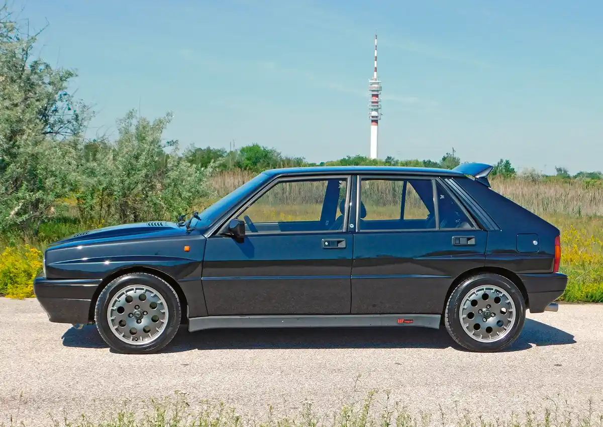 Profilból hasonlít leginkább a Golfra, azt is Giugiaro tervezte