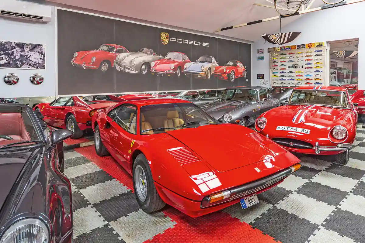 Ferrari 308, az első V8-as Berlinetta, azaz kétüléses belépőmodell az 1970-es évek közepéről. A Magnum P.I. tévés krimisorozatból mindenki ismeri, csak a hórihorgas színész, Tom Selleck miatt abban nyitott GTS-t használtak