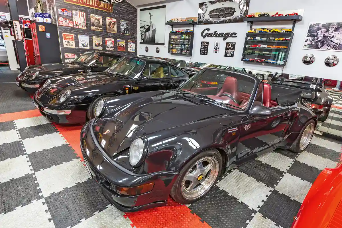 Örök szerelem a Porsche 911. Az előtérben álló 964-es kabriót József visszavásárolta, mert hiányzott neki
