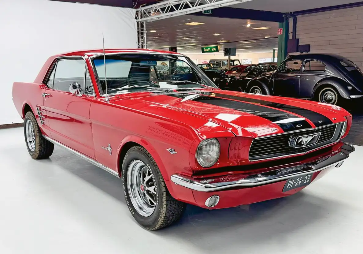 1966-os Ford Mustang kupé. Csak 3,2 l-es (120 LE) és hathengeres, de így is legalább 26 000 eurót vártak volna érte. Ennek alig több mint feléig jutott