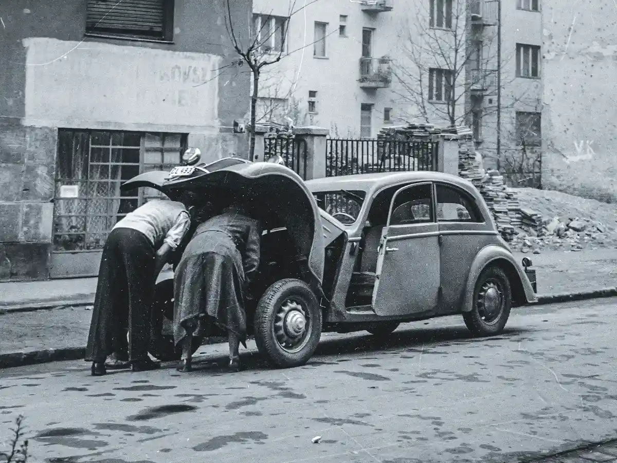 Nagy lehet a baj a III. kerületi Uszály utcában – a német Stoewer 1935 és 1939 között gyártotta a Greif Junior típust négyféle kivitelben, 1,5 l-es, 34 LE-s motorral (Fortepan/Fábián József)