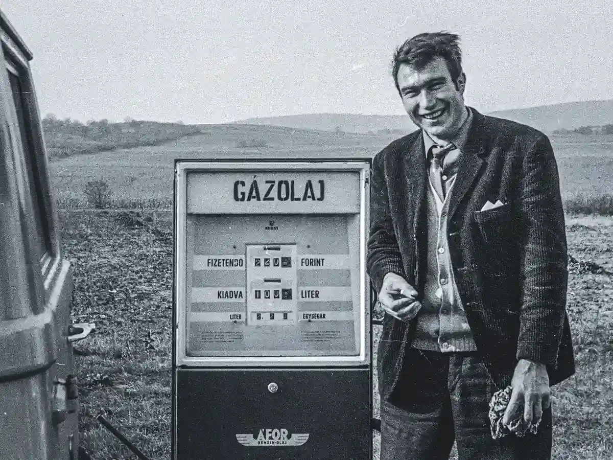 100 liter gázolaj 220 forintért. Más időket éltünk az 1970-es években, többek között ma már ekkora üzemanyagtartályt sem szerelnek az autókba... (Fortepan/Obetkó Miklós)