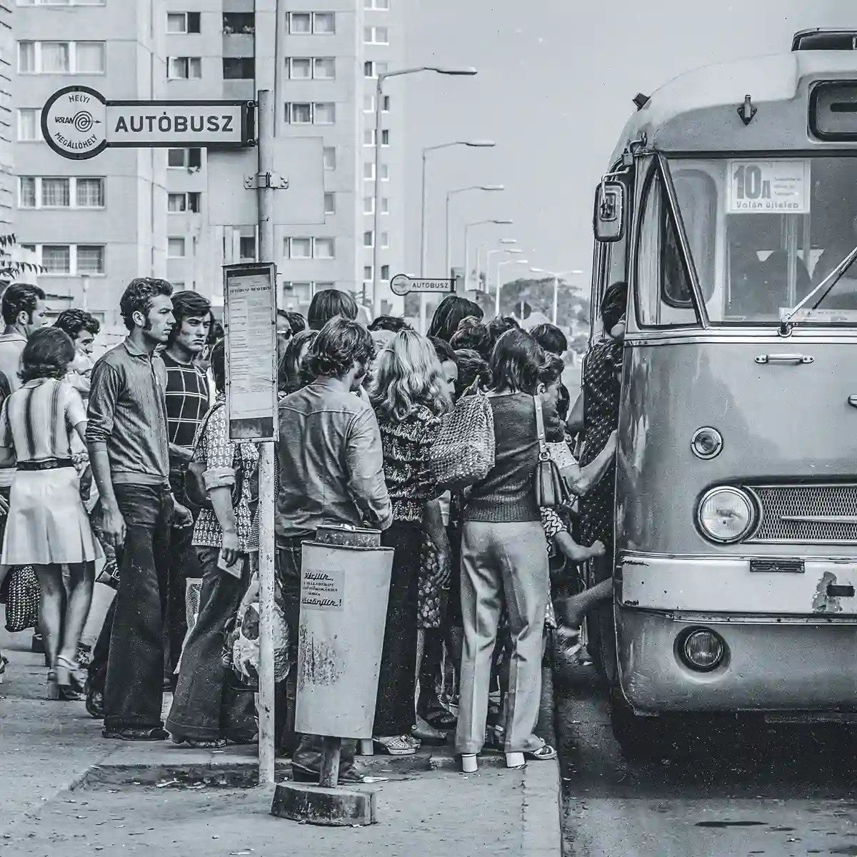 Nem mai ötlet az első ajtós felszállás a buszokon. A 10A járatot itt Ikarus 66 szolgálja ki, az időpont 1978, a helyszínre a tippünk Veszprém (Fortepan/Gárdos Katalin)
