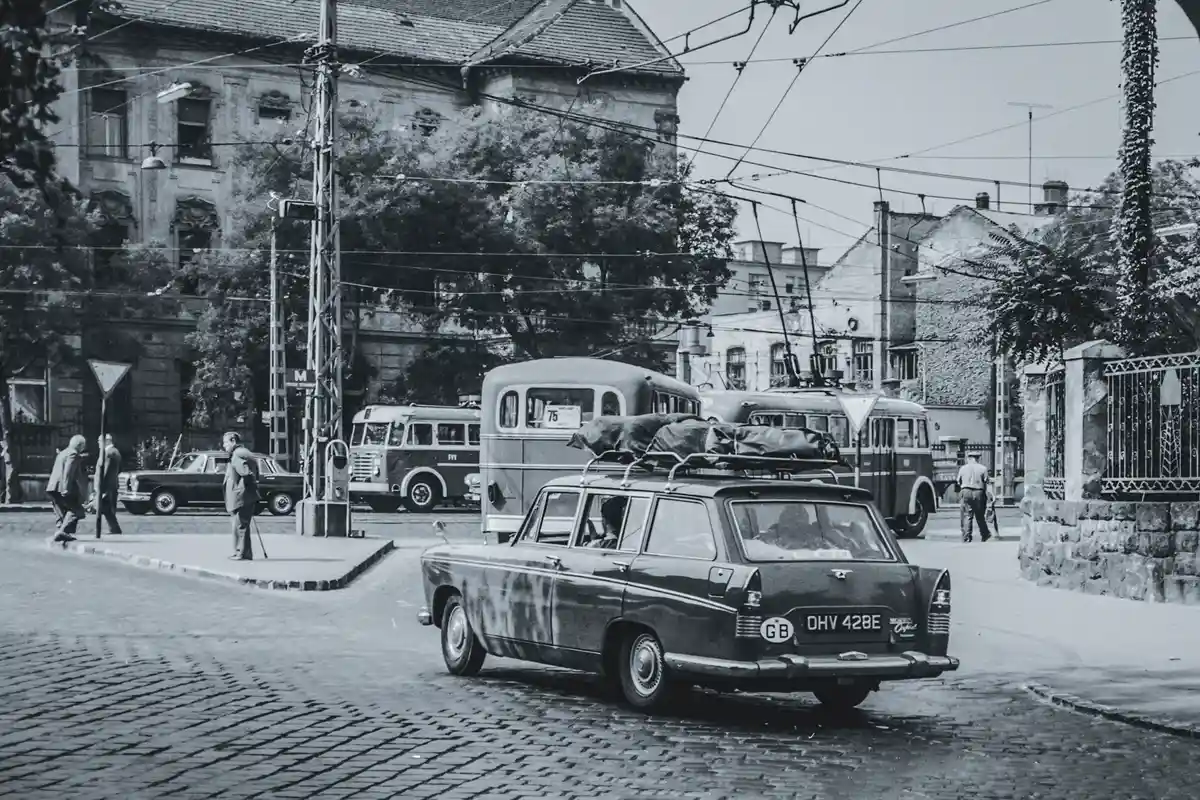 Szép túra lehetett Angliából Budapestre autózni. A Morris Oxfrod Traveller előtt az Állatkert mellett kanyarodik a Dózsa György útra a 75-ös pótkocsis Ikarus troli (Fortepan/Domonkos Endre)