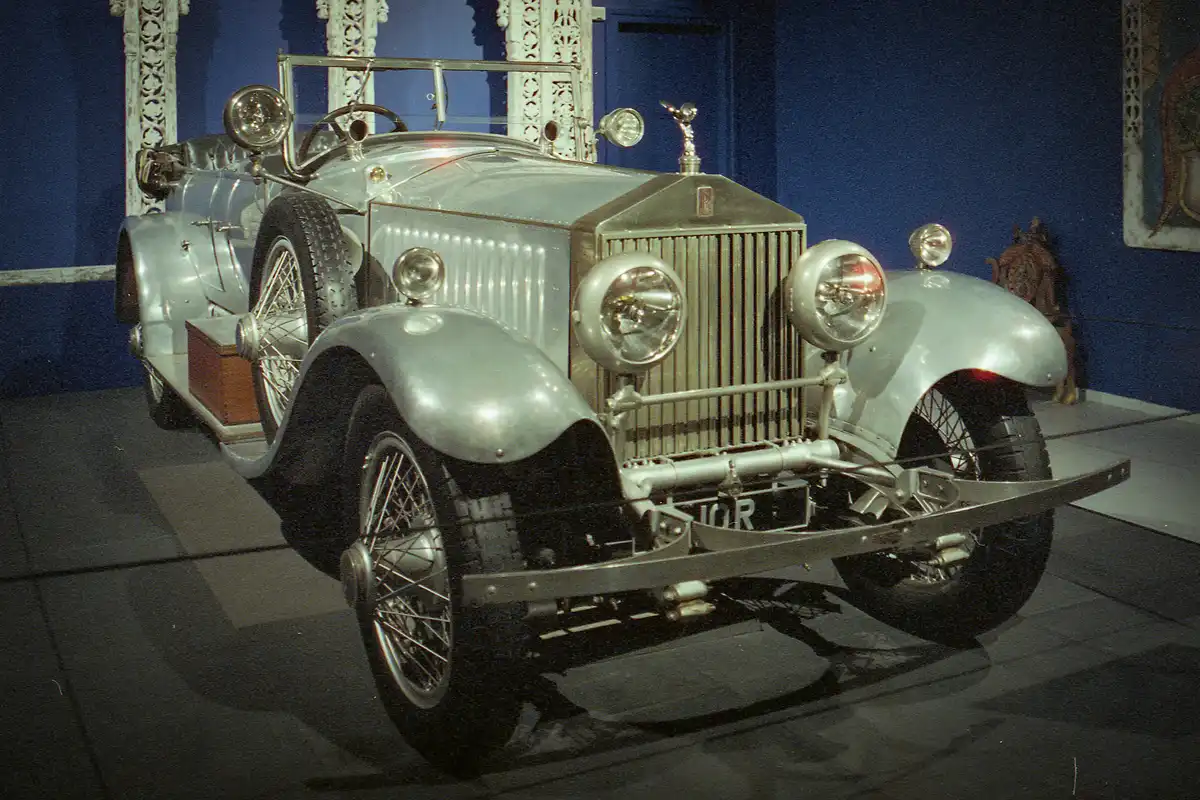 Rolls-Royce 40/50 Phantom Barker Torpedo Tourer (1926) – indiai megrendelésre a Barker műhely építette a karosszériát, a felépítmény polírozott alumínium, a hátsó részben kis szekrény van, benne fényképezőgéppel, távcsővel és vizes palackokkal. Motorja 7,6 l-es, soros hathengeres, 95 LE-s