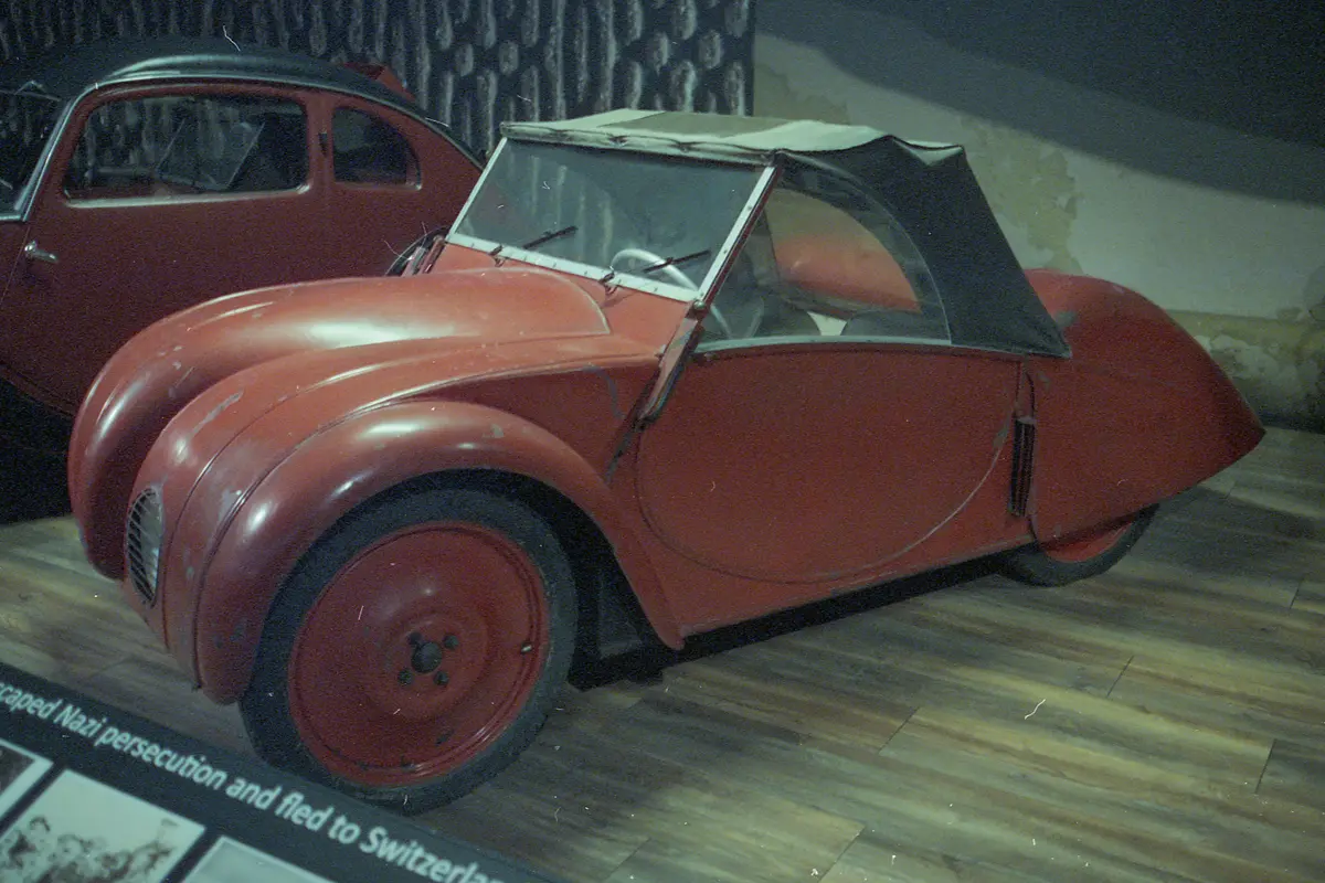 Rapid Swiss népautó (1946) – egy elképesztő történet, melynek főszereplője a náci rezsim elől 1934-ben Svájcba menekülő Josef Ganz, akinek megoldását (központi csőváz, lengőkaros felfüggesztés) Ferdinand Porsche is átvette. Ganz választott hazájában sem volt szerencsés, őt megkerülve a Rapid AG gyártotta a kétüléses, egyhengeres népautó­ját, a velük való pereskedést a végül Ausztráliában elhunyt mérnök elvesztette. A múzeum­ban a 11. példány áll az elkészült 35-ből