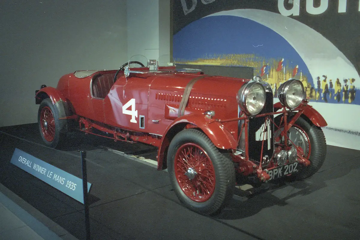 Lagonda M45R Rapide (1935) – ezzel az autóval szerzett abszolút győzelmet Le Mans-ban a brit Luis Fontés/Johnny Hindmarsh páros. A 4,5 l-es, 130 LE-s soros hathengeressel hajtott géppel 222 kört és 3006 km-t tettek meg – ennél többre abban a korszakban csak az Alfa Romeo 8C-k voltak képesek