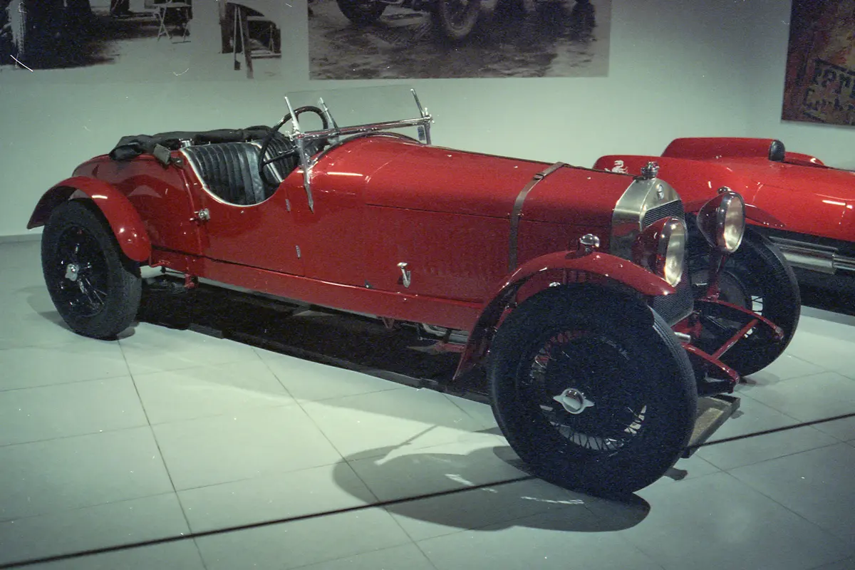 Alfa Romeo 6C 1500 Super Sport (1929) – tíz kompresszoros, rövid tengelytávú Super Sport példány épült az 1059 darabos 6C 1500 sorozatból, a soros hathengeres motort a magyar származású mérnök, Vittorio Jano tervezte. A múzeumi, egykoron gyári géppel Edgar Fronteras versenyzett. A típust 1927-ben mutatták be, akkor a 360 km hosszú monzai versenyen a később saját márkát alapító Enzo Ferrari győzött, 107,6 km/h-s átlagsebességgel
