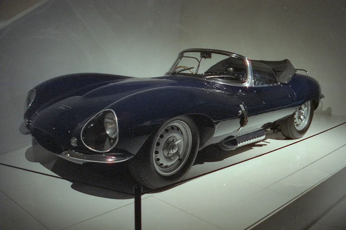 Jaguar XKSS (1957) – a típus a D-Type versenyautó közúti használatra átalakított változata, Steve McQueen is birtokolt egyet az első körben elkészült 16 példányból, de nem ez áll a holland múzeumban. Az alvázszámokat előre kiosztották, ám egy gyári tűzben megsemmisültek a félkész autók, amiket csak bő fél évszázaddal később, modernizálva, de alapvetően korabeli technológiával gyártott le a Jaguar