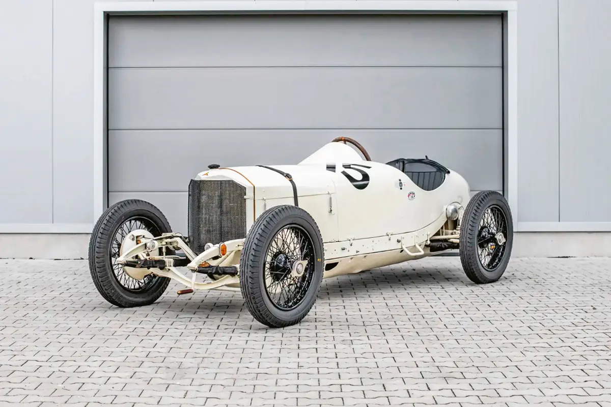 Mercedes Indianapolis Sport Racer (1923) – kétségtelenül a felhozatal legkívánatosabb da­rabja, még a Mercedes-Benz korszak előttről, hiszen a márka ebben a formában csak 1926-tól él. A motor 2,0 l-es és csupán négyhengeres, a karosszéria nem eredeti, hanem újra alkották, de megvan a gyári is, ami jár a vevőnek az autóval együtt. Előzetes becslések szerint a leütési ár elérheti, vagy meg is haladhatja az 5 millió eurót