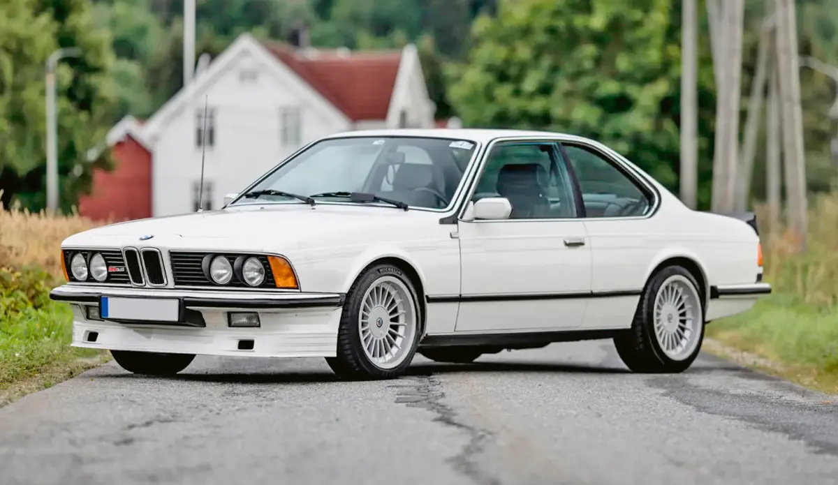 BMW Alpina B9 3.5 Coupe (1983) – a 635 CSi-ből épített 73 darab Alpina B9 egyike, származását igazoló dokumentumokkal, 1984-es forgalomba helyezéssel. A 245 LE-s, alpesi fehér színű kupé kék-zöld csíkos üléseit a Recaro szállította. 2012-ben norvég gyűjtő vásárolta meg, most ő az eladó és akár 100 ezer euró is ütheti a markát